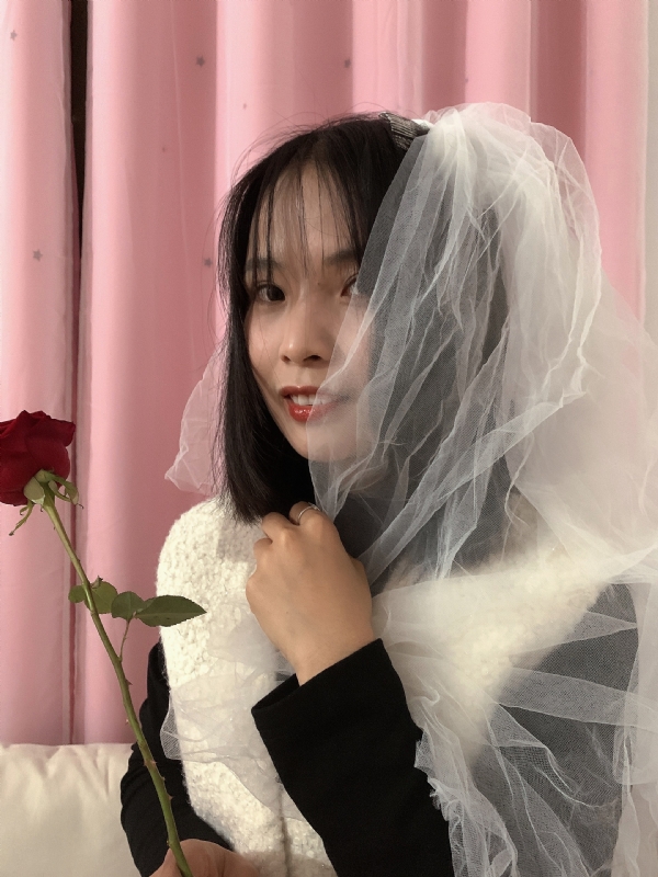 持紫菜包饭的女孩的第一张照片--平南上门女婿服务网
